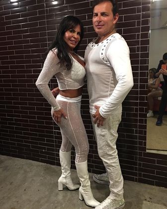 Durante apresentação na festa de aniversário do influenciador Gabe Simas, Gretchen usou um look branco, todo brilhoso e transparente ao lado do marido, Esdras de Souza