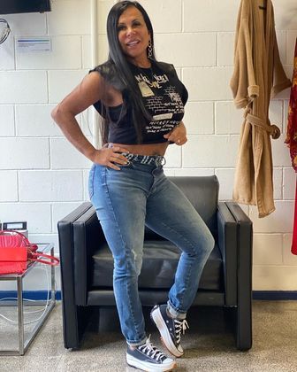 Quer um look casual e juvenil? Gretchen também dá exemplo: basta apostar em calça jeans, cropped estampado e tênis all star