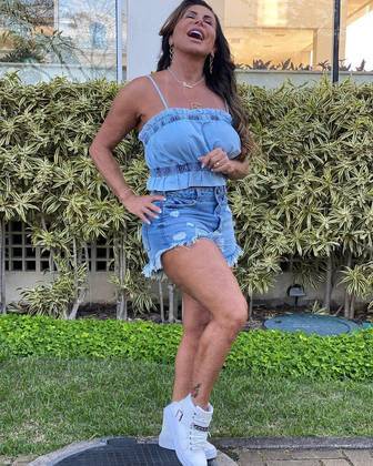 Outra opção para quem procura um look casual, mas com ar mais clássico e romântico — graças à regata com babados. 