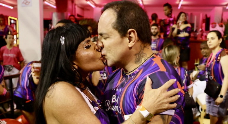 Gretchen trocou vários beijos com o marido, o saxofonista Esdras de Souza, no Sambódromo do Anhembi, em São Paulo