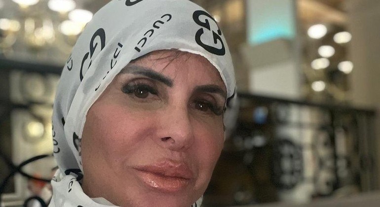 Gretchen de véu durante almoço em um shopping no Catar