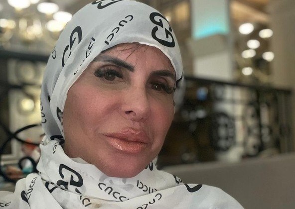 Após a polêmica, a cantora ainda compartilhou uma foto em que aparece usando um véu de grife durante um almoço em um shopping no Catar. 
