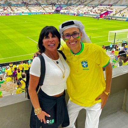 No dia da estreia do Brasil na Copa, Gretchen também arrasou e encontrou o dono da página de fofocas que cobriu os jogos com ela. 