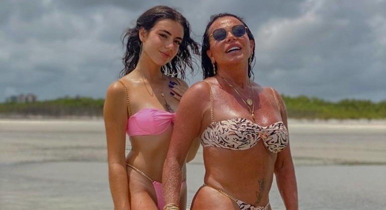 Gretchen e Giullia Miranda posaram juntas em praia no Pará