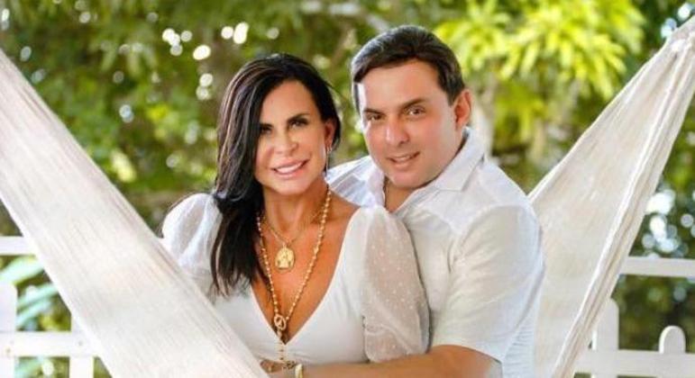 Gretchen rebate críticas após postar foto de momento íntimo com o marido