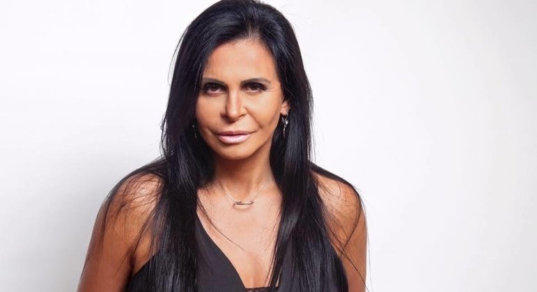 Gretchen toma banho de chuva na calha de hotel