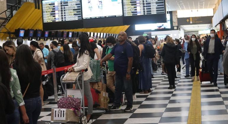 Greve nos aeroportos gera longas filas de passageiros