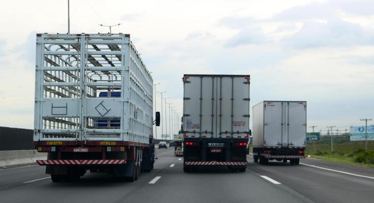 Caminhoneiros devem fazer protestos em importantes rodovias do país