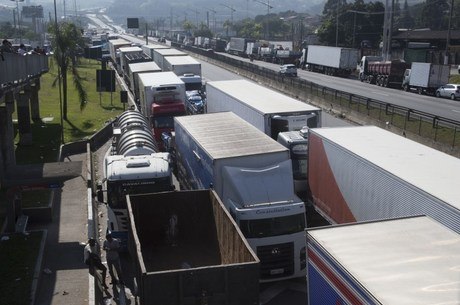 Greve dos caminhoneiros chegou ao sétimo dia neste domingo (27)