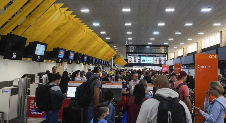 Atrasos e cancelamentos provocaram aglomerações em aeroportos de São Paulo