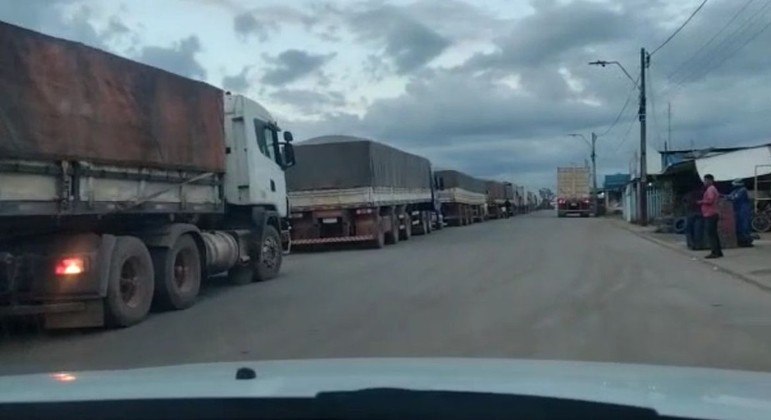Cerca de 200 caminhões estão parados na alfândega da Receita em Pacaraima (RR)