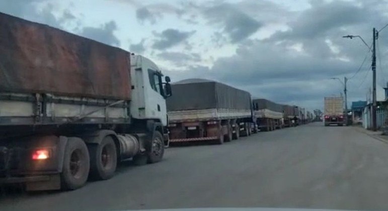 Caminhões parados na alfândega da Receita em Pacaraima (RR), após greve dos auditores