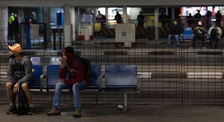 Passageiros no Terminal Bandeira, em São Paulo. Ônibus pararam de circular