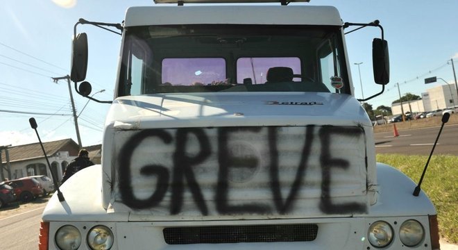 Greve dos caminhoneiros completou cinco dias nesta sexta-feira 