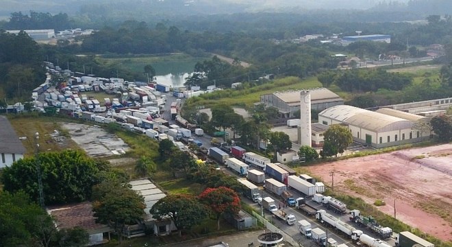 Rodovia Presidente Dutra registra ato de caminhoneiros no último domingo