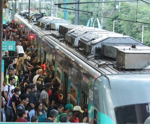 Na ocasião, funcionários da Sabesp também aderiram à greve. As categorias reivindicavam o cancelamento dos processos de privatização da estatal de saneamento e de linhas das malhas metroviária e ferroviária, além da realização de um plebiscito para consultar a população sobre essas concessões. A gestão de Tarcísio de Freitas classificou a paralisação ilegal e abusiva.&nbsp;'É absolutamente injustificável que um instrumento constitucional de defesa dos trabalhadores seja sequestrado por sindicatos para ataques políticos e ideológicos à atual gestão', declarou o governo em comunicado oficial