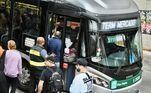 Ônibus partem lotados de várias estações na cidade de São Paulo na manhã desta terça (3). As empresas colocaram mais veículos para atender a população, afetada pela paralisação dos metroviários