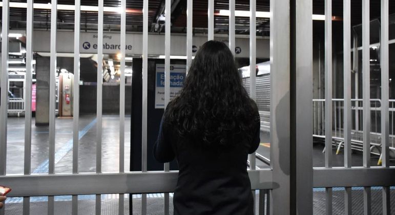Usuários encontraram as estações fechadas na manhã desta quinta (23)