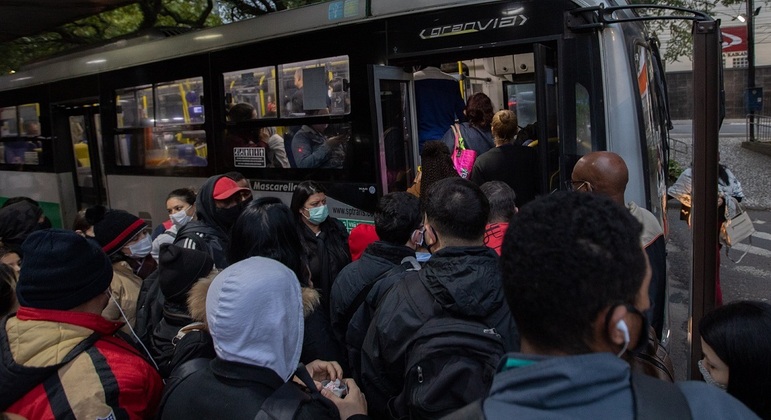 Motoristas e cobradores de ônibus fazem greve, e 713 linhas ficam paradas pela manhã