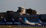 Aviões são vistos estacionados no aeroporto doméstico Jorge Newbery durante uma greve nacional de um dia em Buenos Aires