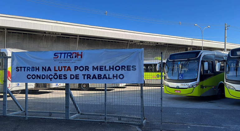 Estação São Gabriel amanheceu fechada; grevistas impediram a saída dos ônibus nas estações 