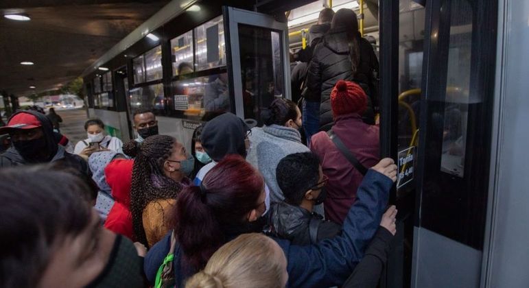 Passageiros enfrentam dificuldade para embarcar em ônibus devido à greve