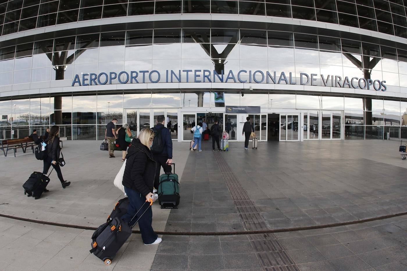 Na cidade de Campinas, a paralisação afetou uma decolagem, que tinha como destino Brasília, em mais de uma hora. 'Apenas a tripulação desse voo da GOL aderiu à paralisação', informou a assessoria de imprensa da administração do aeroporto por meio de nota