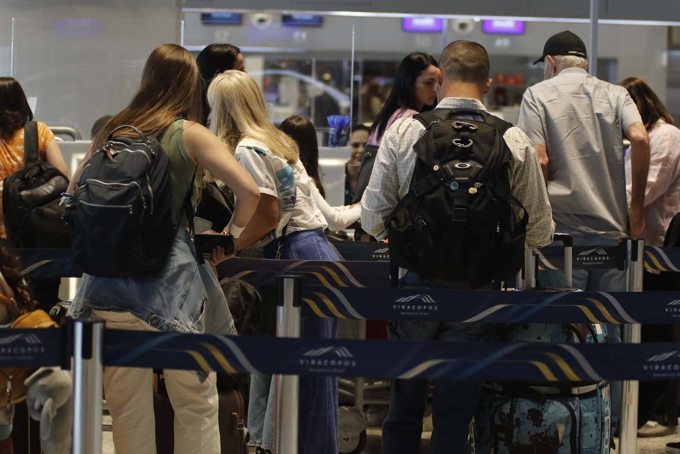 De acordo com o Sindicato Nacional dos Aeronautas, o grupo reivindica 'recomposição das perdas inflacionárias, além de ganho real, tendo em vista os altos preços das passagens aéreas', além de 'melhorias nas condições de trabalho para renovação da Convenção Coletiva de Trabalho, como a definição dos horários de início de folgas, e proibição de alterações nas mesmas'