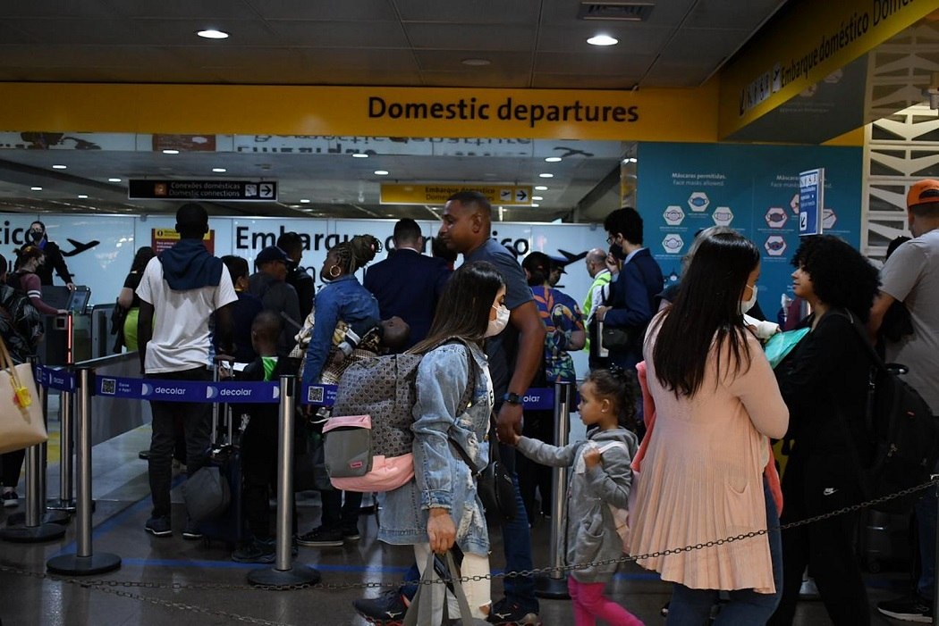 A categoria reivindica melhores condições de trabalho, além de reajustes salariais. Pilotos de avião e comissários de bordo recusaram a proposta apresentada pelas empresas aéreas no fim de semana, que previa ganho real de o,5% nos salários, e decidiram manter a greve marcada para esta segunda-feira. A paralisação atinge outros estados, como o Rio de Janeiro, que também teve a operação impactada