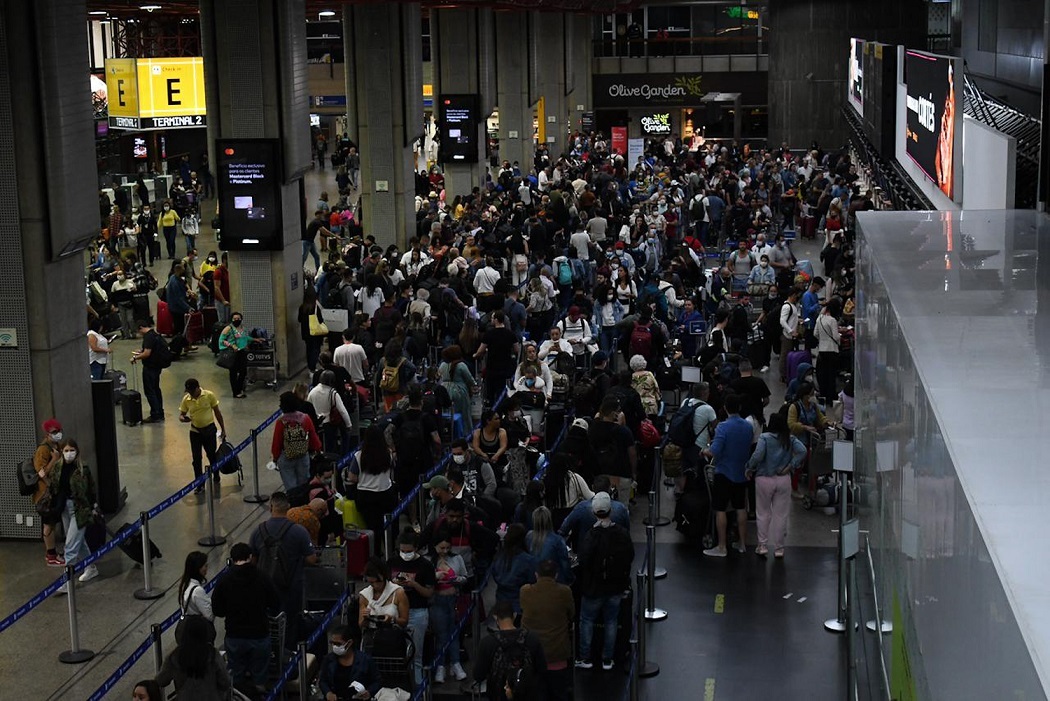 Os principais aeroportos do país registram voos atrasados e cancelamentos em decorrência da greve de pilotos e comissários. A paralisação ocorre em São Paulo, Rio de Janeiro, Campinas, Porto Alegre, Brasília, Belo Horizonte e Fortaleza. No maior aeroporto do país, em Guarulhos, a paralisação provoca longas filas na manhã desta segunda-feira (19).