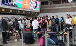A manhã desta segunda-feira (19) foi marcada por longas filas no Aeroporto Internacional Rio/Galeão, na Ilha do Governador, na zona norte do Rio de Janeiro. Os profissionais realizaram uma paralisação para reivindicar melhores condições de trabalho, além de reajustes salariais. Alguns voos dos aeroportos Tom Jobim (Galeão) e Santos Dumont estavam suspensos entre 6h e 8h