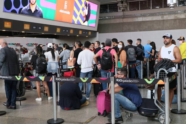 A manhã desta segunda-feira (19) foi marcada por longas filas no Aeroporto Internacional Rio/Galeão, na Ilha do Governador, na zona norte do Rio de Janeiro. Os profissionais realizaram uma paralisação para reivindicar melhores condições de trabalho, além de reajustes salariais. Alguns voos dos aeroportos Tom Jobim (Galeão) e Santos Dumont estavam suspensos entre 6h e 8h