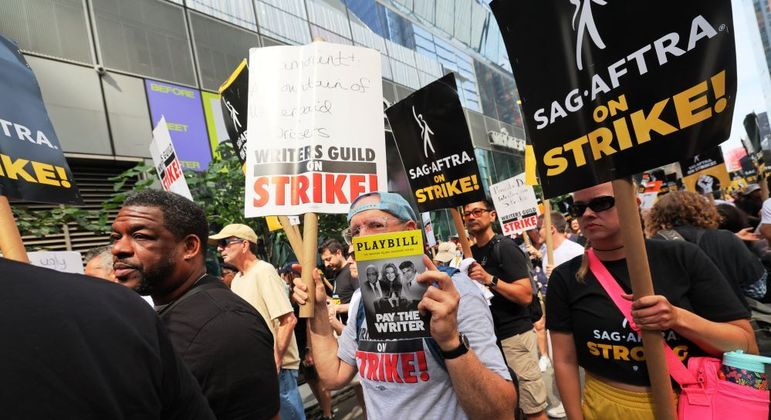 Roteiristas fizeram manifestação em frente às sede da HBO e Amazon nesta terça (22), em NY