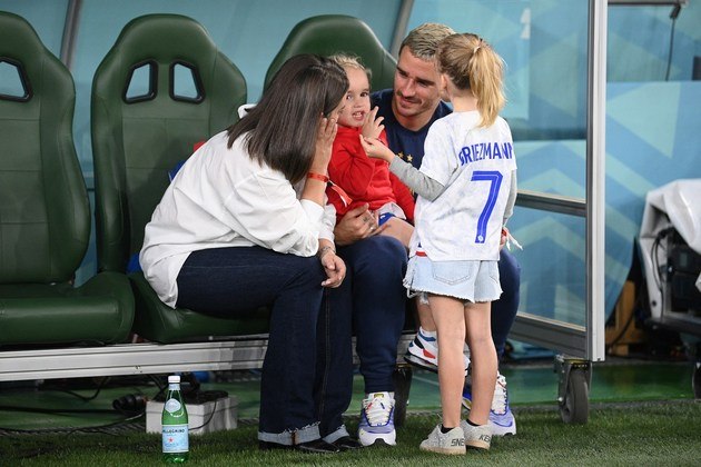 Griezmann é um dos maiores destaques da seleção francesa e recebeu a visita da família no banco de reservas após o jogo contra a Tunísia