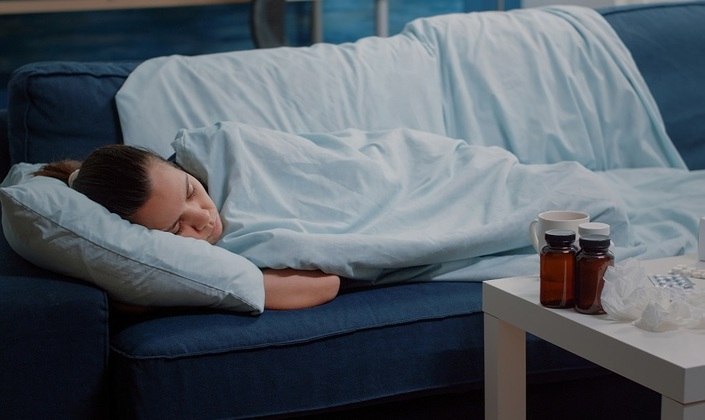 4. Se não tiver umidificador, recorra às toalhas de banho úmidas expostas no quarto As bacias de água ajudam muito pouco a aumentar a umidade do ar. As toalhas de banho úmidas têm uma área muito maior de evaporação, o que ajuda a levar água ao ambiente