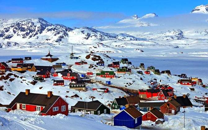 Groenlândia (Ártico, América do Norte)- A maior ilha do mundo,  com 2.17 milhões de km², possui apenas 56 mil habitantes, pois a maior parte da área é inabitável. Considera-se a América do Norte como seu continente, mas fica no Círculo polar Ártico. Como território autônomo da Dinamarca, sua economia se baseia em pesca e turismo. Famosa pela Aurora Boreal, um espetáculo de luz e cor no céu.