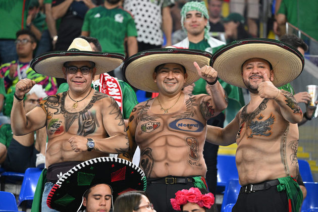 Grupo de amigos mexicanos tiram onda de bombados nas arquibancadas do Catar