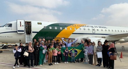 Grupo de brasileiros reunidos antes de embarcar