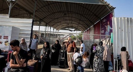 Grupo de estrangeiros aguarda a abertura da fronteira de Rafah