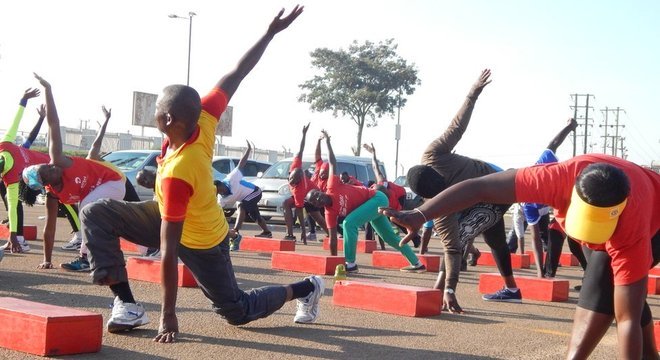  Grupo de pessoas reunido em Campala para praticar exercícios; cidade ainda tem infraestrutura insuficiente para praticantes de esporte