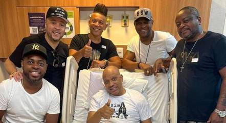 Grupo Molejo visita o vocalista no hospital