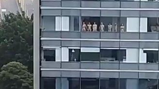 Grupo ocupa janelas de prédio de luxo e escandaliza vizinhança (Reprodução/Twitter/@critinoticias)