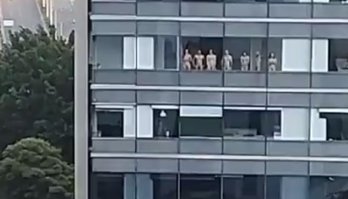 Grupo ocupa janelas de prédio de luxo e escandaliza vizinhança (Reprodução/Twitter/@critinoticias)