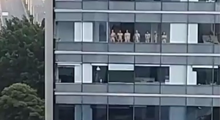 Grupo com 11 pessoas nuas ocupou janelas de prédio de luxo na Colômbia