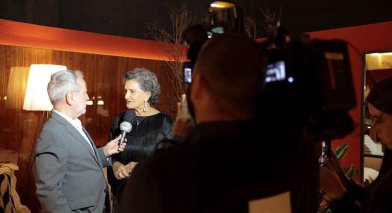 O jornalista Reinaldo Bessa entrevista Marina Nessi, diretora da CASACOR Paraná. (Foto de Rinaldo Franco)