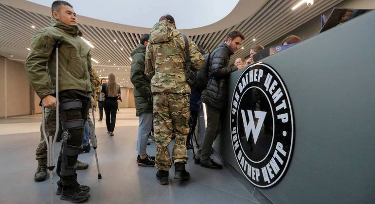 Jovens se alistam em sede do grupo paramilitar Wagner