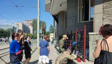 Simpatizantes de Prigozhin fazem homenagens na porta da sede do grupo Wagner na Rússia