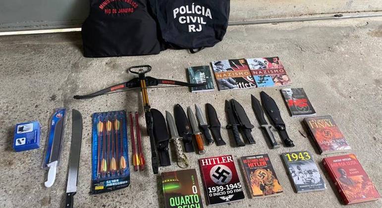 Facões, arco e flechas e livros sobre nazismo foram apreendidos pela Polícia Civil