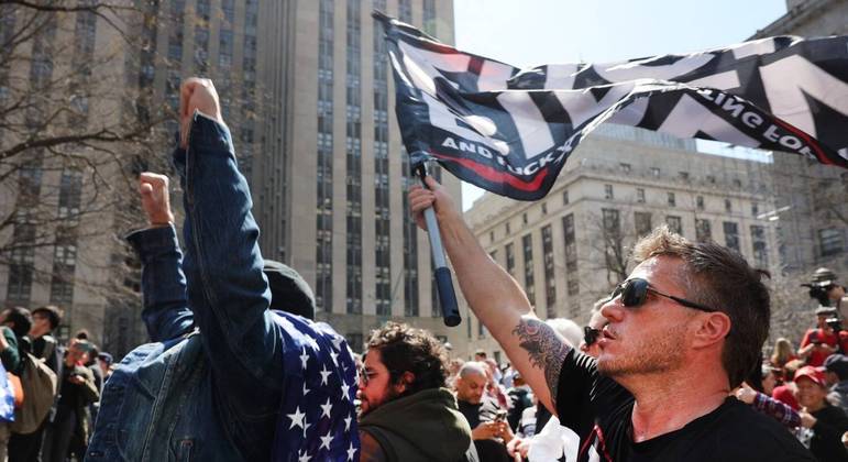 Tribunal de Manhattan amanheceu cercado por grupos pró e contra Trump