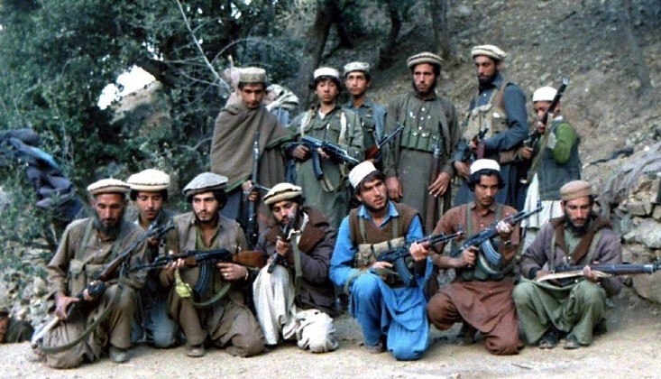 Grupos terroristas como a rede Haqqani e Hezbi Islami estão ativamente envolvidos na insurgência talibã que inclui centenas de assassinatos e ataques suicidas. O Hezbi Islami, por exemplo, existe há muito tempo. Na foto, um grupo em 1987. 
